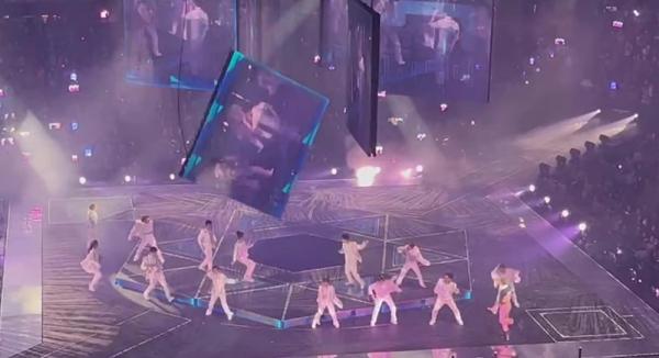 لحظة سقوط شاشة عملاقة على فرقة غنائية في الصين  (فيديو)