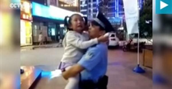 بالفيديو.. رد فعل طفلة تشاهد والدها في عمله