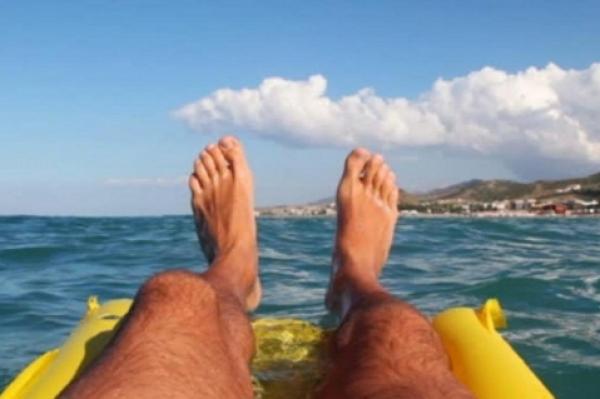 مهاجر مغربي بايطاليا نام فوق سرير البحر فوجد نفسه يصارع الموت..وهكذا انتهت مغامرته