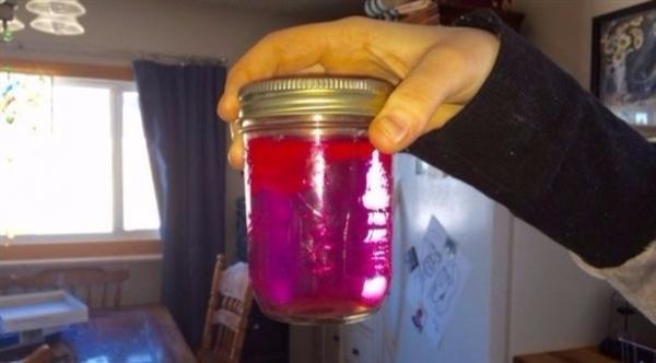 مياه وردية تتدفق من صنابير مدينة كندية