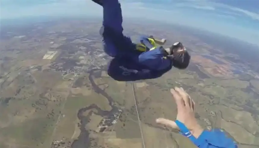 فيديو مثير: مدرب ينقذ مظلياً فاقد الوعي أثناء سقوط حر