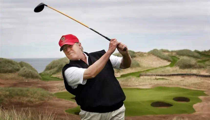 الرئيس الأمريكي دونالد ترامب يلعب الغولف في اسكتلندا