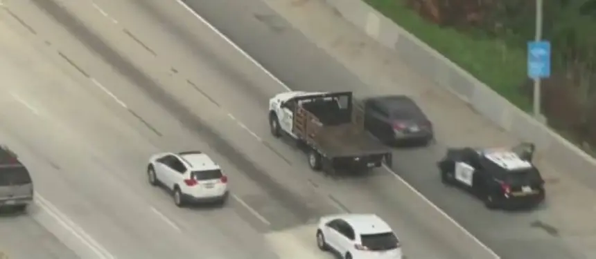 أمريكي يسرق شاحنة ويصدم 13 سيارة في كاليفورنيا (فيديو)