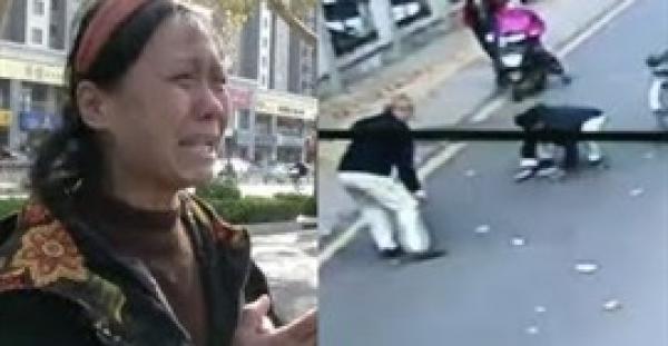 مشهد مؤثر.. المارة يساعدون سيدة في جمع أموالها بالشارع (فيديو)