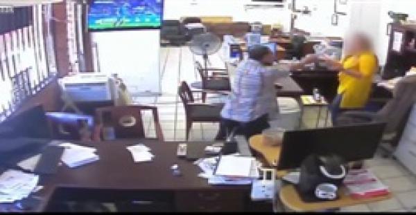 بالفيديو.. لص يعتدي على امرأة رفضت منحه محفظتها