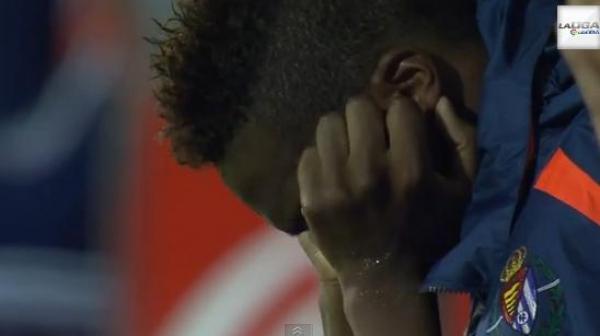 المغربي بركديش مدافع بلد الوليد ينهار باكيا بعد ارتكابه لأخطاء في مباراة سيلتا 