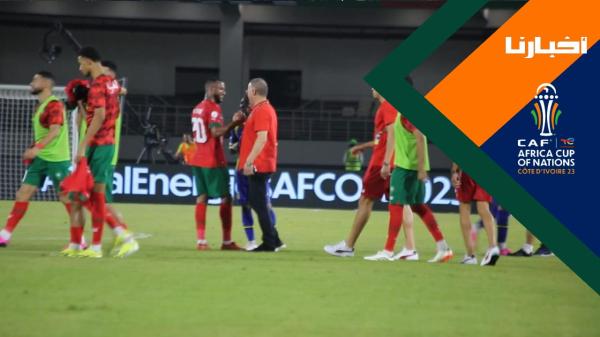 لقجع يهنئ اللاعبين بأرضية الملعب بعد الفوز بثلاثية أمام تنزانيا