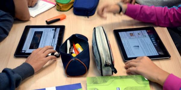 لماذا لم يقم "أمزازي" بتوفير اللوحات الإلكترونية للتلاميذ المغاربة بدل المحافظ؟