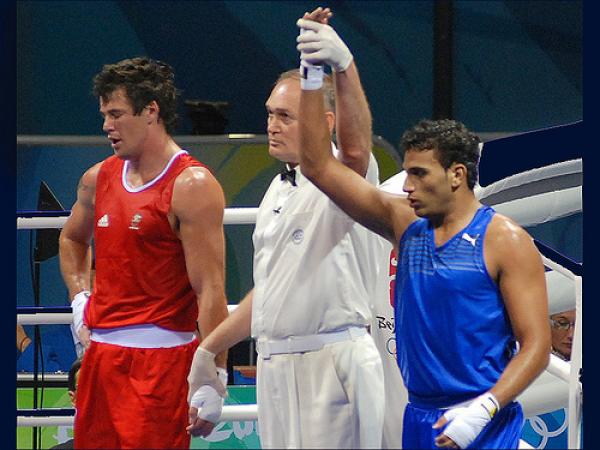 محمد العرجاوي ينقذ ماء وجه الملاكمة المغربية ويتأهل إلى دور الربع