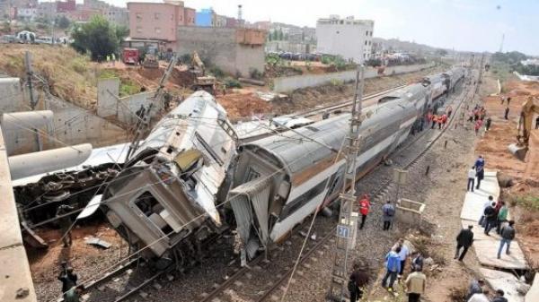 فاجعة قطار "بوقنادل"...متعاونو القطارات يطالبون بفتح تحقيق جديد في الحادث ويتضامنون مع سائق القطار ويحملون الشارات السوداء