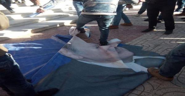 محتجون يمزقون صورة عملاقة لبوتفليقة ومظاهرات رافضة لترشحه لولاية خامسة