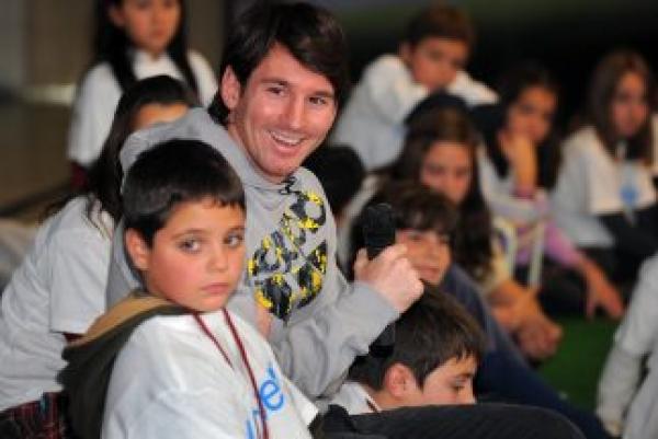 فلسطينية وعراقي يرافقان ليونيل ميسي في جولة إنسانية بالشرق الأوسط