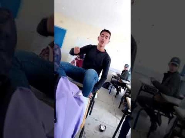الضسارة فين وصلات: تلاميذ يغنون داخل القسم أثناء شرح الأستاذة للدرس