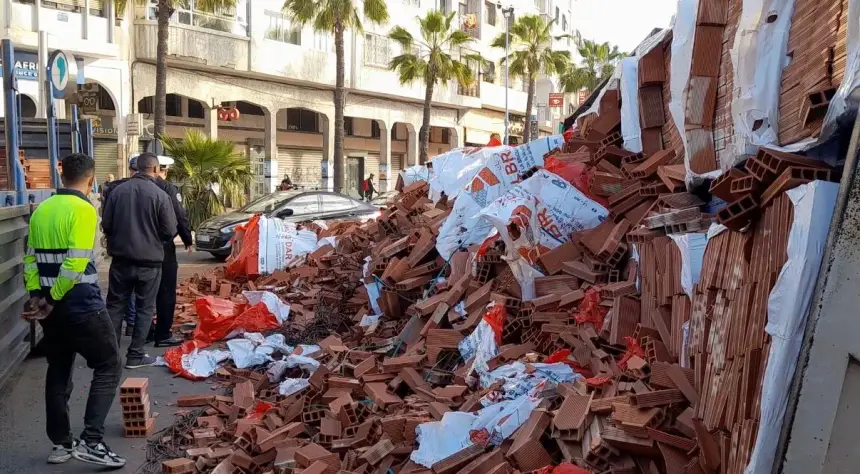 انقلاب شاحنة محمّلة بالأجور يربك حركة السير بالحي المحمدي بالدار البيضاء