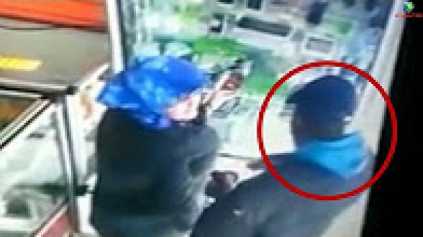 شفار سرق بإحترافية جالاكسي من فترينة محل في حي الإنبعاث بسلا