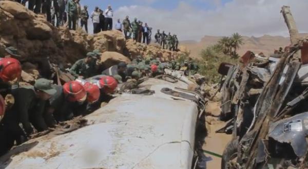 بالفيديو..العشرات من عناصر الدرك والجيش والوقاية المدينة يشاركون في انتشال هيكل حافلة فاجعة الرشيدية