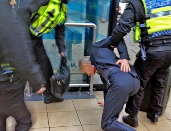 سبب سقوط فينغر في المطار