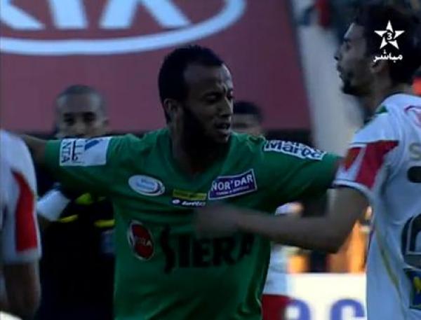 أسوأ لقطة في الديربي: فتاح يبصق في وجه السليماني