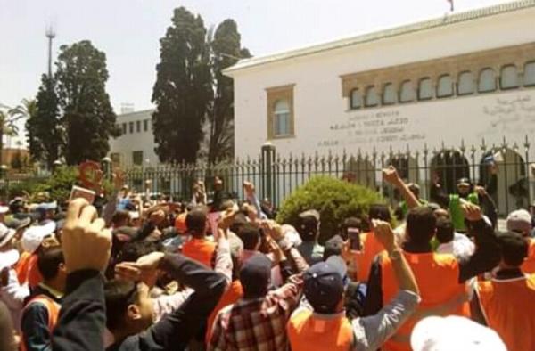 اساتذة الزنزانة 9 يرمون الوزارة بالقطع النقدية الصفراء المتبقية من أجرة أبريل