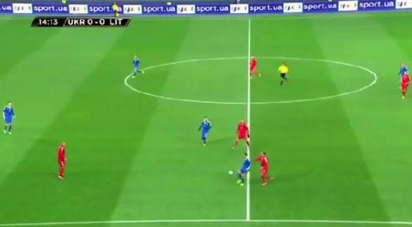 لاعب يسدد كرة قوية في وجهه !