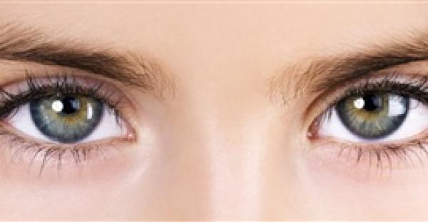 الشاى المثلج وماء الورد لعلاج انتفاخات العينين