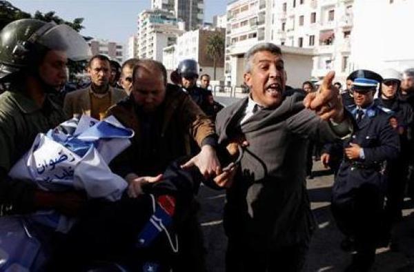 تعنيف الوقفات السلمية يضع حكومة بنكيران في مأزق!