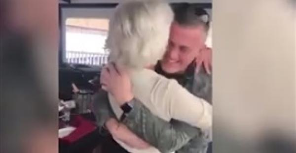 شاب يفاجئ والدته في عيد ميلادها بشكل غير متوقع (فيديو)