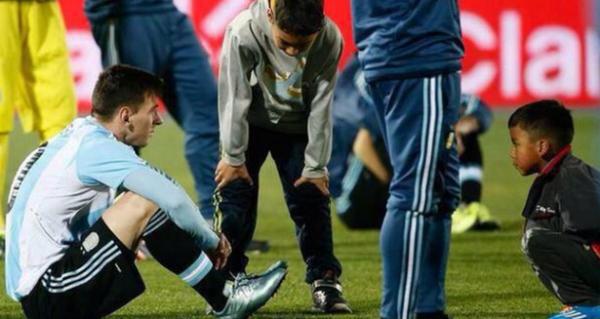 صورة مُعبرة .. أطفال الشيلي يواسون ميسي بدل الفرحة بتتويج منتخبهم