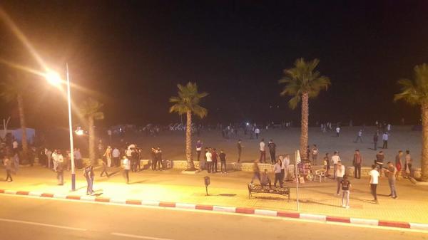 لحظة خروج زورق بمرتيل و نزوح عشرات الشباب نحو الشاطئ