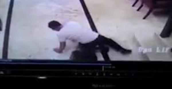 بالفيديو .. لحظة انفجار هاتف سامسونج في جيب رجل