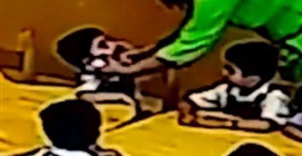 معلمة تعاقب طفلين بغلق فميهما بشريط لاصق (فيديو )