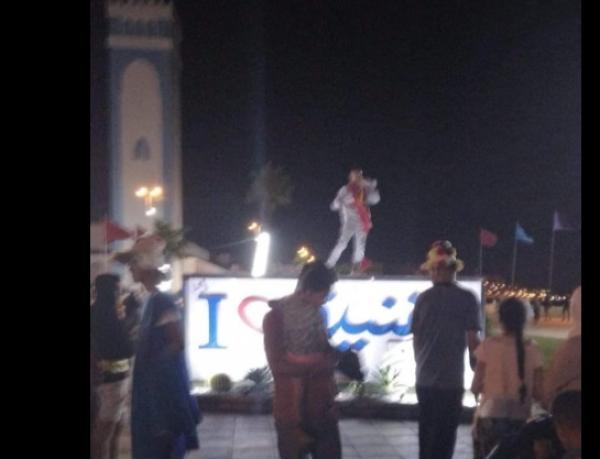 واقعة غريبة.. شاب يحاول "الانتحار" وسط الفنيدق بـ"الحليب" والأمن يتدخل