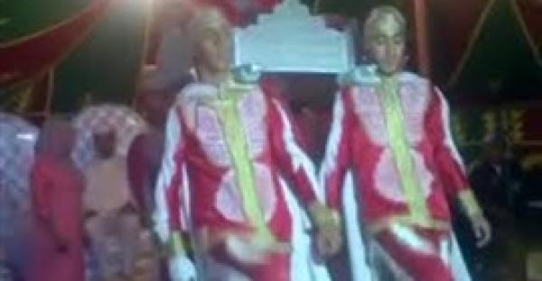 بالفيديو.. شباب يتسببون في سقوط مروع لعروس في حفل زفافها