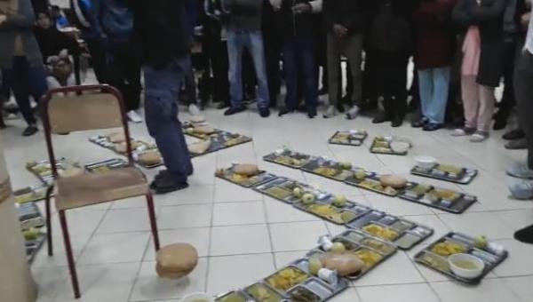 طلبة حي مولاي إسماعيل بالرباط عثروا على حشرات في وجباتهم الغذائية