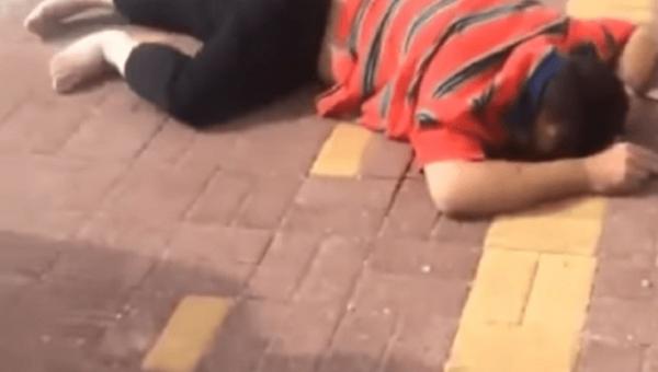 مؤلم...صحافي يصعد قنطرة بالطريق السيار ويلقي بنفسه منها