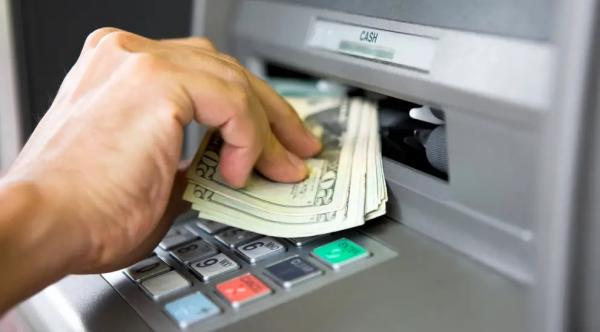 أراد سحب 200 دولار من "إعانة كورونا" فيفاجأ بمبلغ خيالي في حسابه