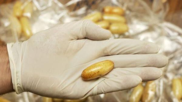 أربعة أفارقة يقومون بابتلاع كبسولات "الكوكايين" بغرض تهريبها عبر مطار محمد الخامس