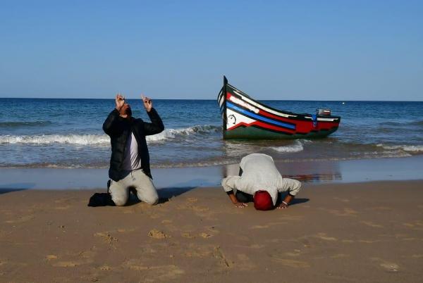 احتفال وسجود مهاجرين مغاربة بعد وصولهم إلى إسبانيا .. والفرحة لم تكتمل للجميع (فيديو)