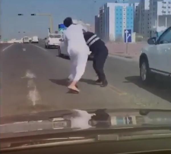 مواطن و شرطي مرور يتضاربان في الشارع