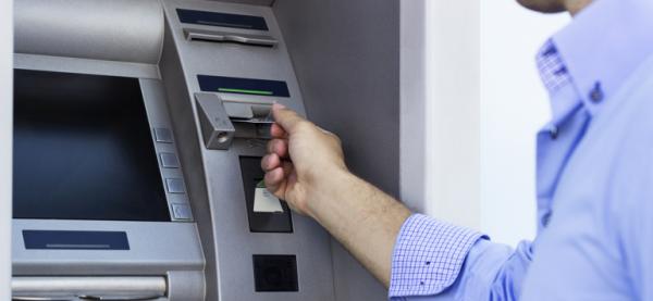 في واقعة غريبة: شباك بنك أوتوماتيكي يجود على مهاجر مغربي بمبلغ مالي وهكذا تصرف الأخير