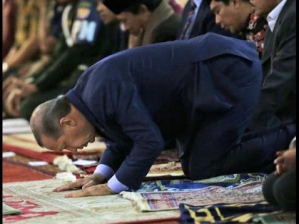 رائع...أردوغان يطلق حملة لتشجيع الأطفال على صلاة الفجر جماعة وهذه هي الهدية التي يقدمها لهم