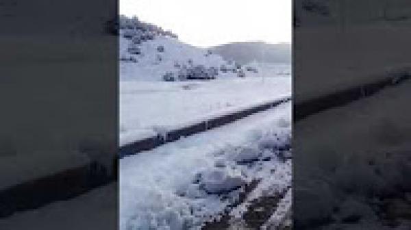 انقطاع الطريق بين أزرو الرشيدية بسبب الثلوج