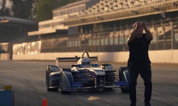 بالفيديو: مغامر يتحدى سيارة فورمولا 1 بصورة لا تصدّق