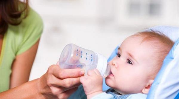 استبدل ماء زجاجة الأطفال عدة مرات يومياً