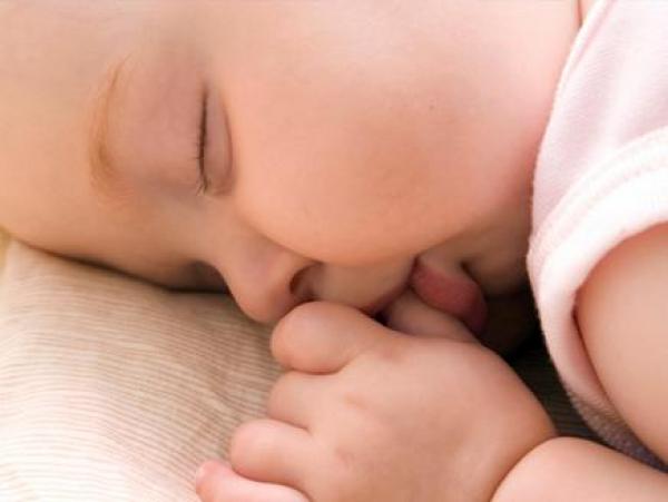 العلماء يؤكدون أهمية النوم الكافي في نمو عظام الأطفال