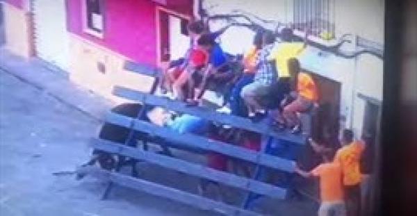 بالفيديو.. ثور هائج يتسبب في طيران عشرات الأشخاص بضربة واحدة