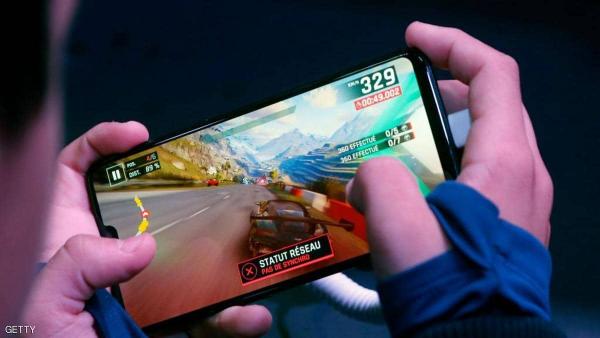 يفقد بصره في إحدى عينيه بسبب ألعاب الفيديو على هاتفه الذكي