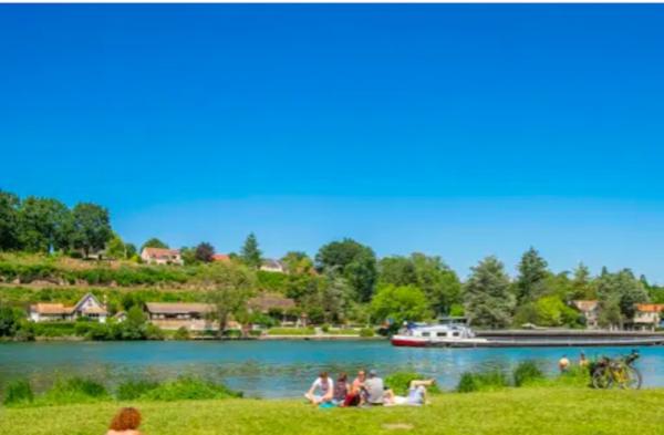 بلدة فرنسية تحظر استخدام الهواتف المحمولة في الأماكن العامة