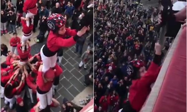 بالفيديو: طفلة تنجو بأعجوبة بعدما سقطت من أعلى هرم بشري