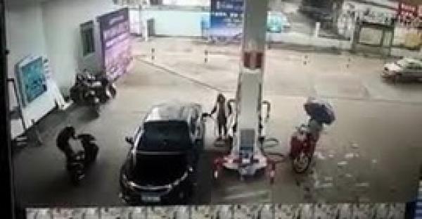 بالفيديو.. لص غبي يتعرض لحادث مروع أثناء سرقة سيارة في محطة وقود